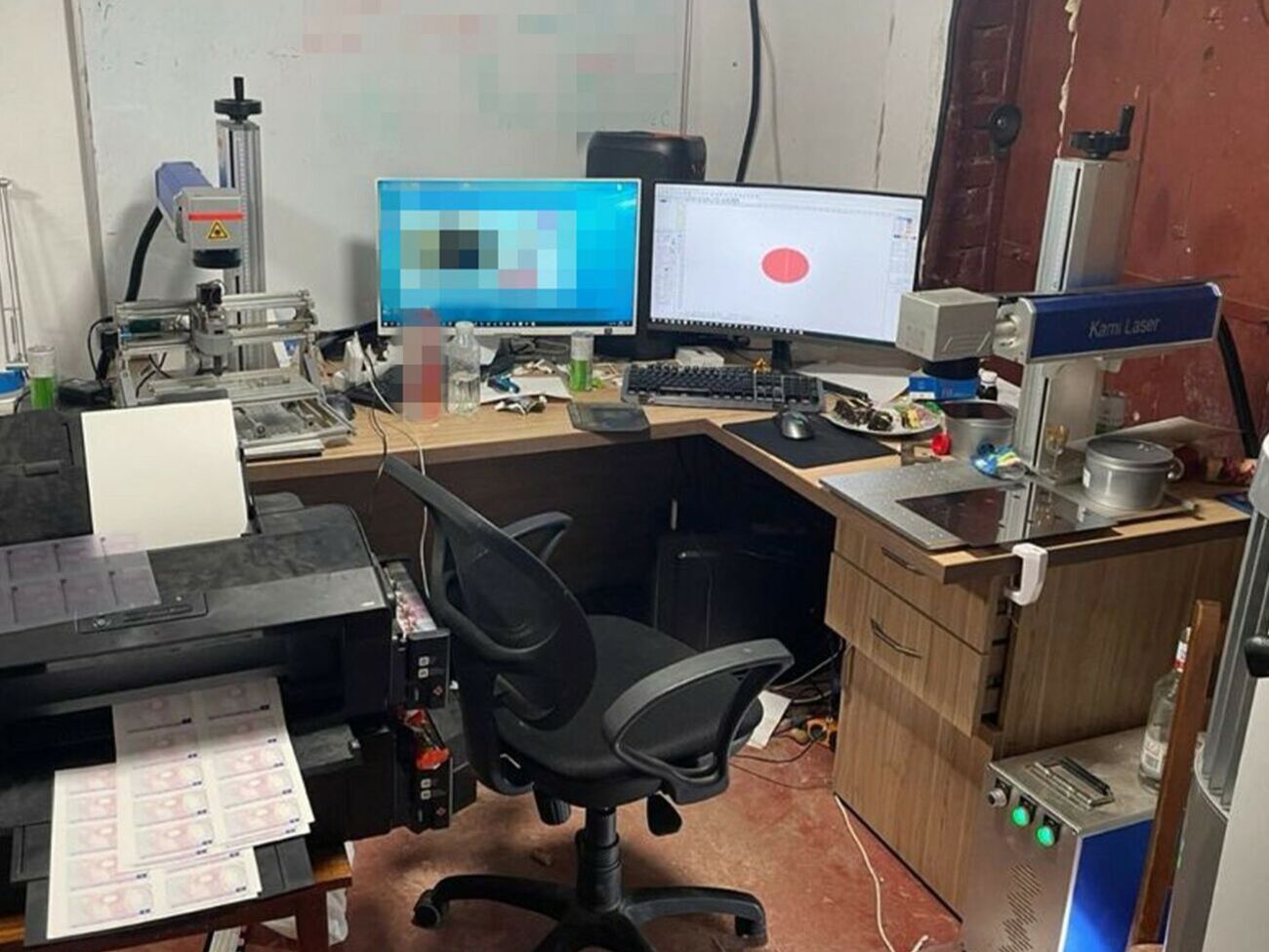 Правоохранители&nbsp;изъяли печати, бланки, голограммы, а также компьютерную технику