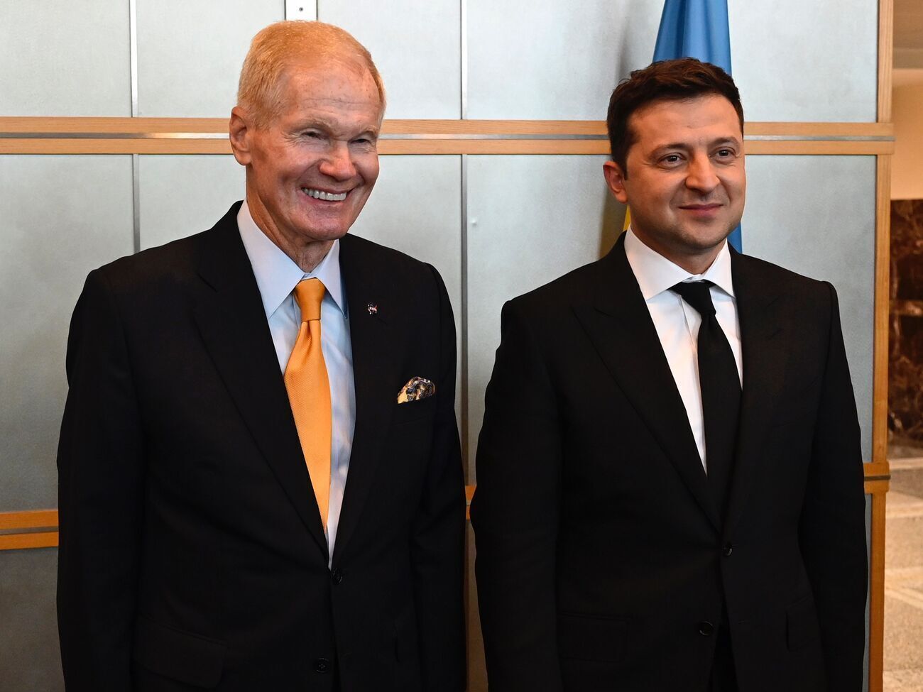 Зеленский (справа) пригласил Нельсона (слева) в Украину