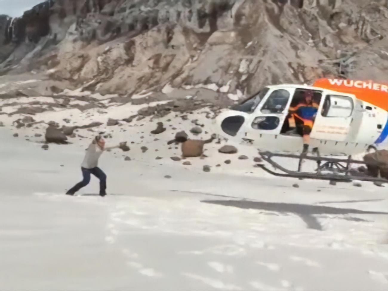 Альпіністів із гори евакуювали вертольотом