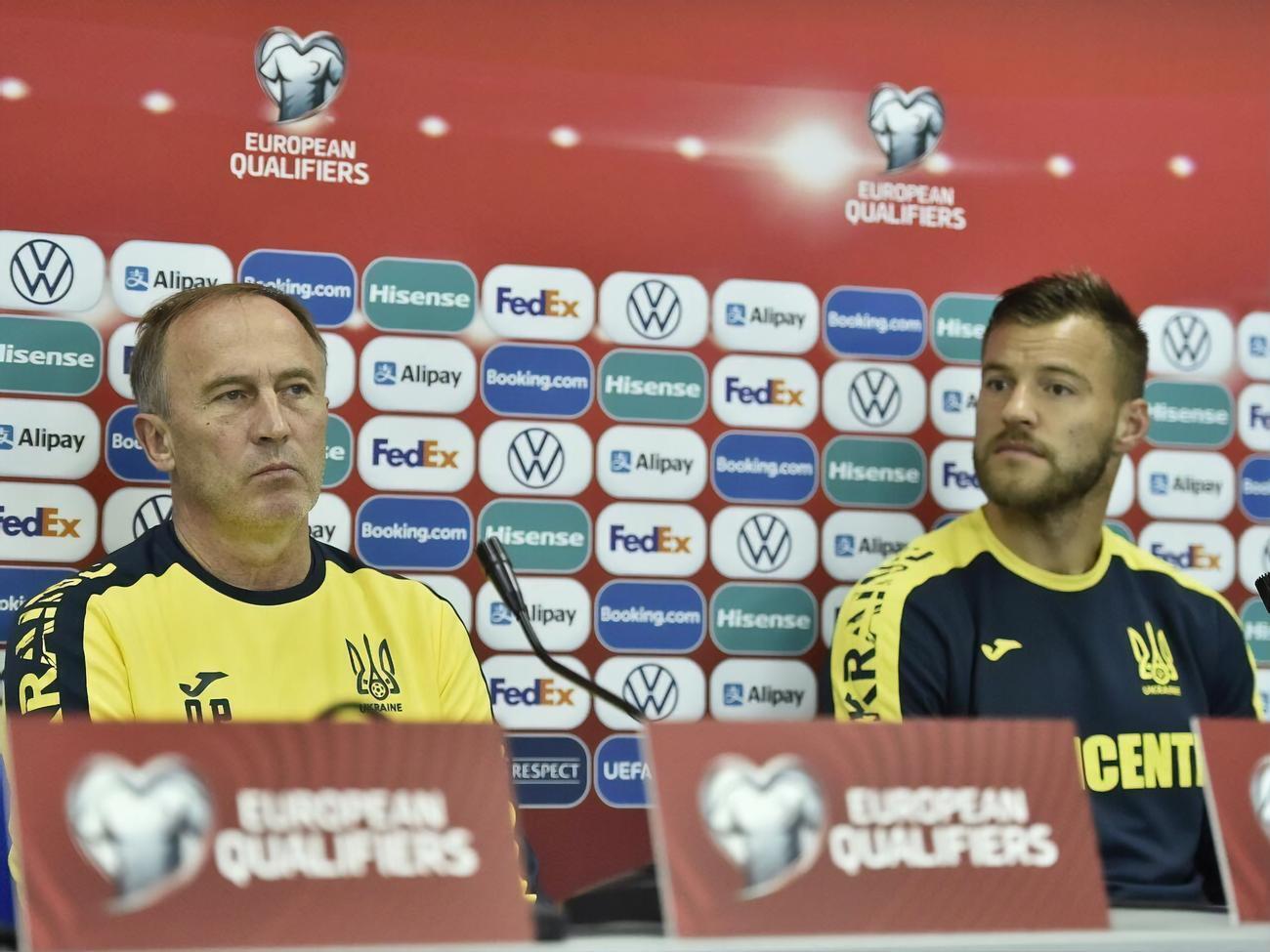 Ярмоленко (справа) и Петраков (слева) приняли участие в пресс-конференции накануне матча Казахстан&nbsp;&ndash; Украина