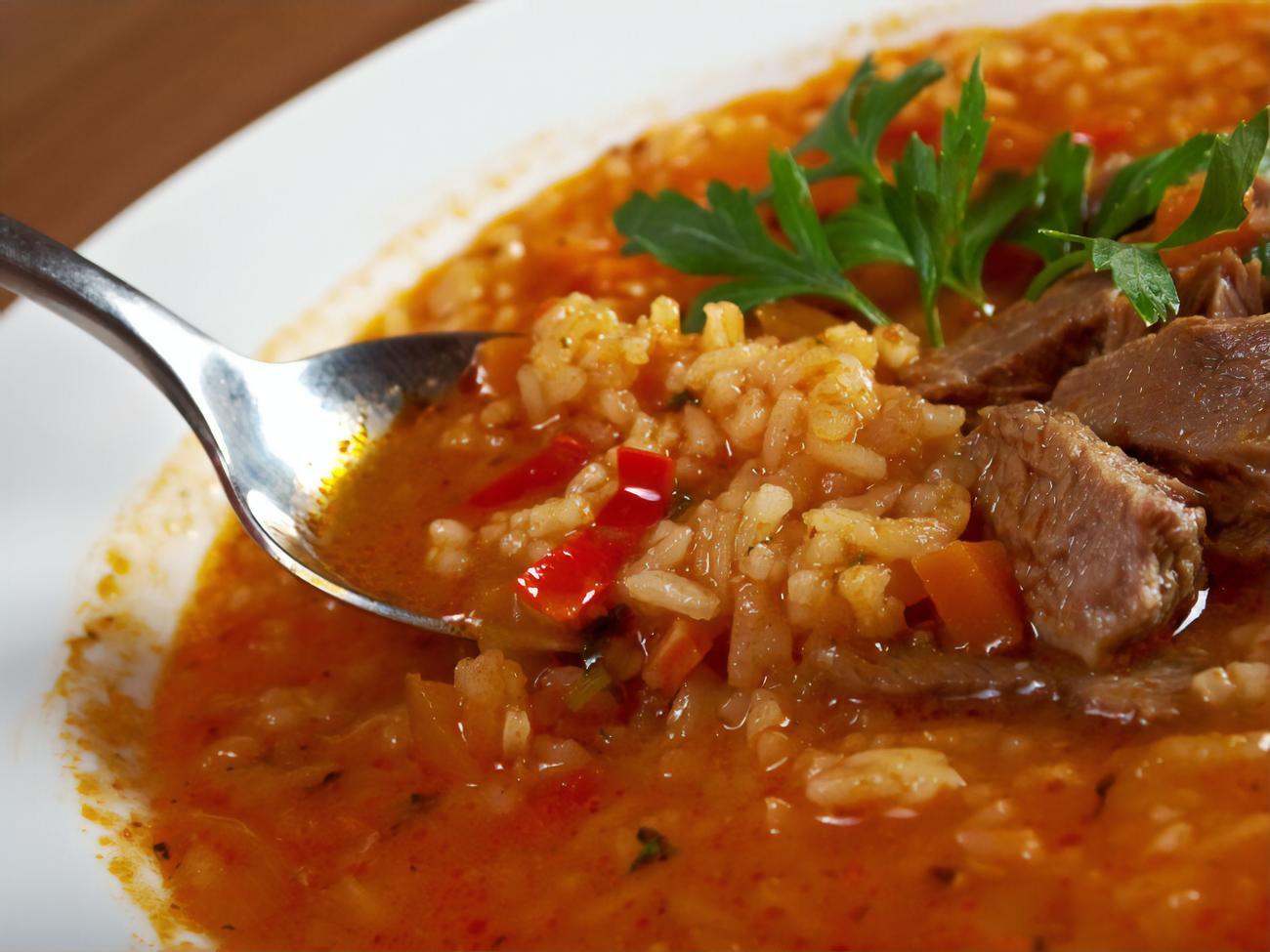 Суп харчо подають, присипавши зеленню