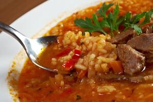 Суп харчо подають, присипавши зеленню