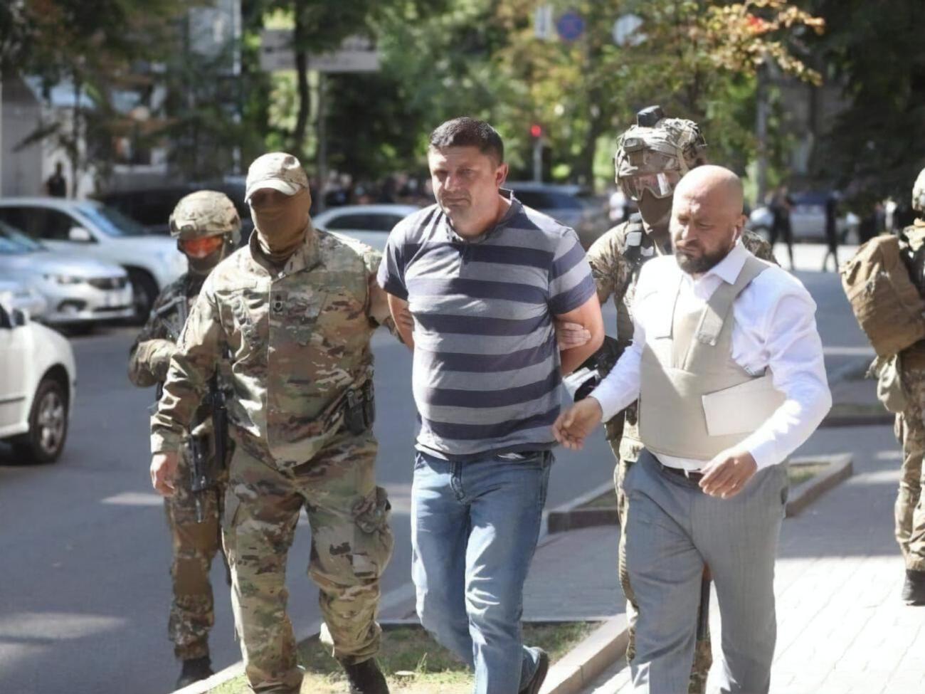 Переговоры c задержанным Прохничем&nbsp;проводил его друг Олексюк (справа)