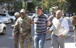 Переговоры c задержанным Прохничем проводил его друг Олексюк (справа)