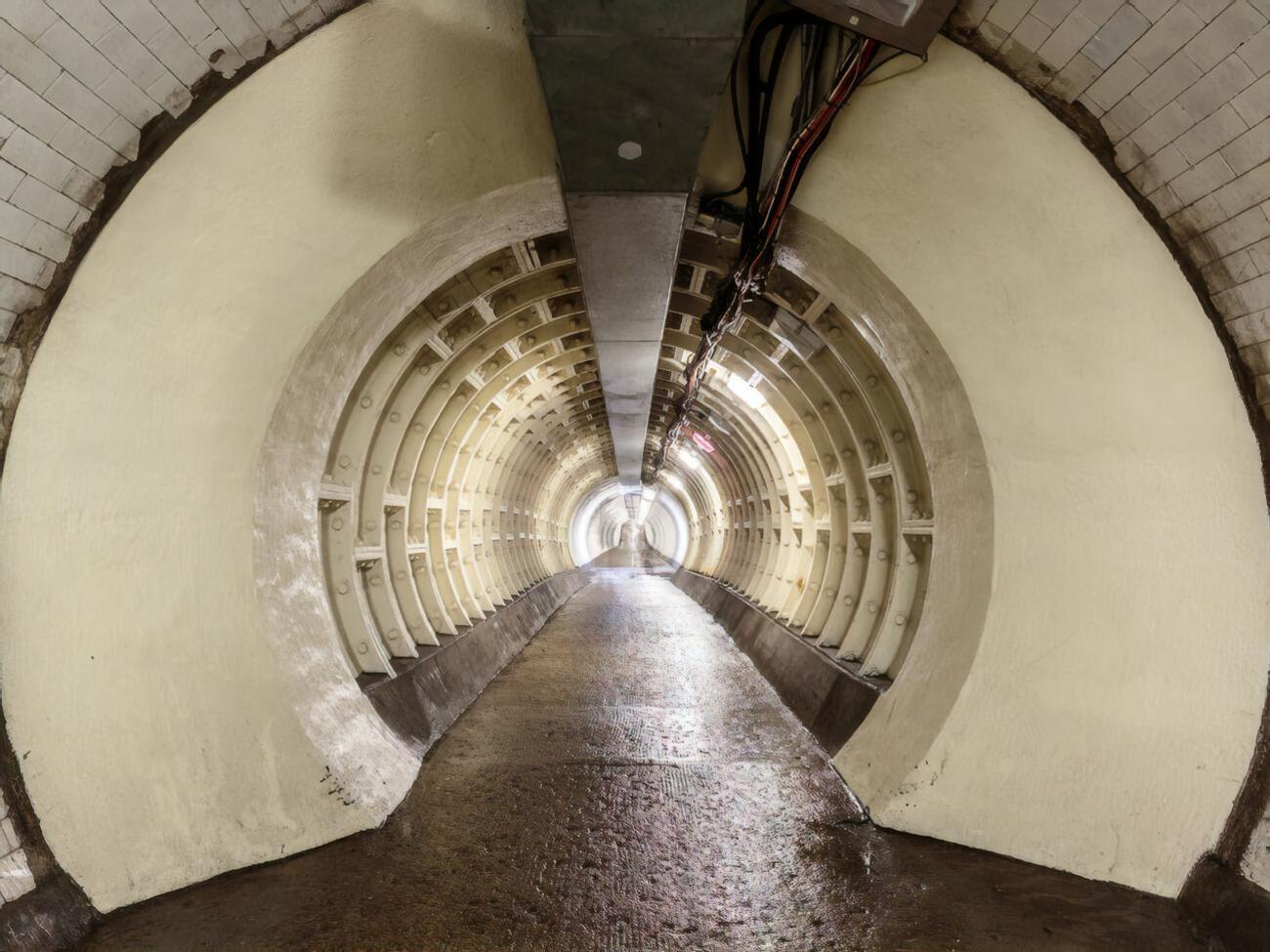 В этот день в 1902-м был открыт Гринвичский пешеходный туннель под рекой Темзой, связывающий две части Лондона &ndash; Гринвич на юге с Собачьим островом на севере