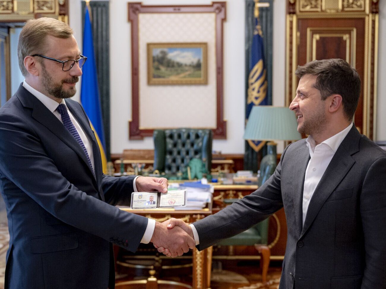 Зеленский (справа) вручил Чаусу служебное удостоверение главы&nbsp;Черниговской ОГА