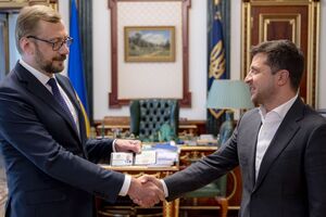 Зеленский (справа) вручил Чаусу служебное удостоверение главы Черниговской ОГА