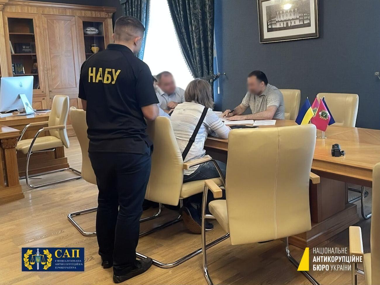 За даними НАБУ, чиновники одержали хабар чотирма траншами