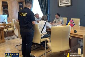 За даними НАБУ, чиновники одержали хабар чотирма траншами