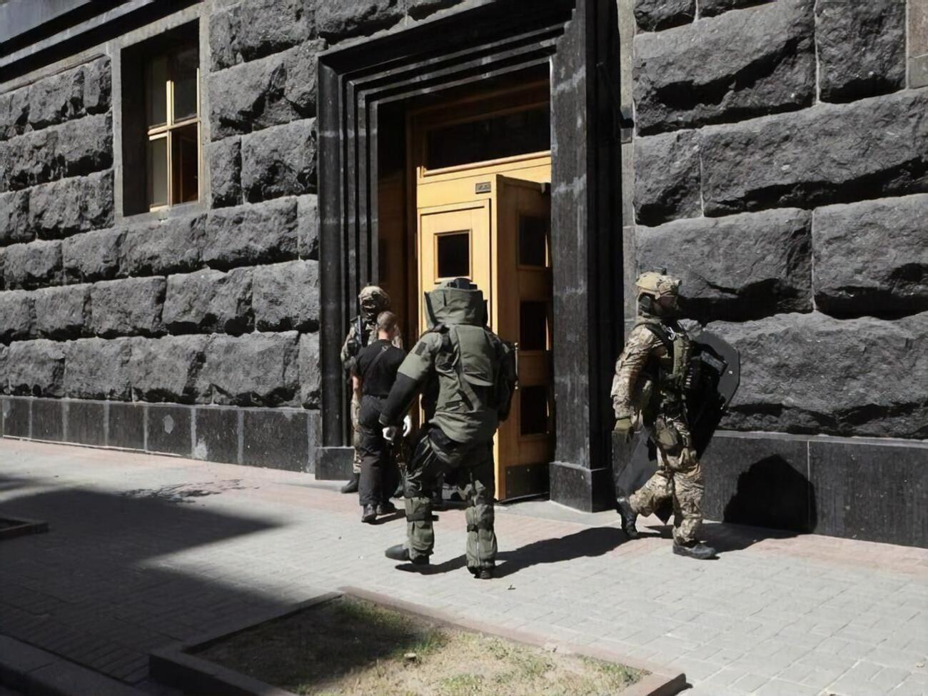 Ветерана АТО, який прийшов із гранатою в Кабмін, затримали