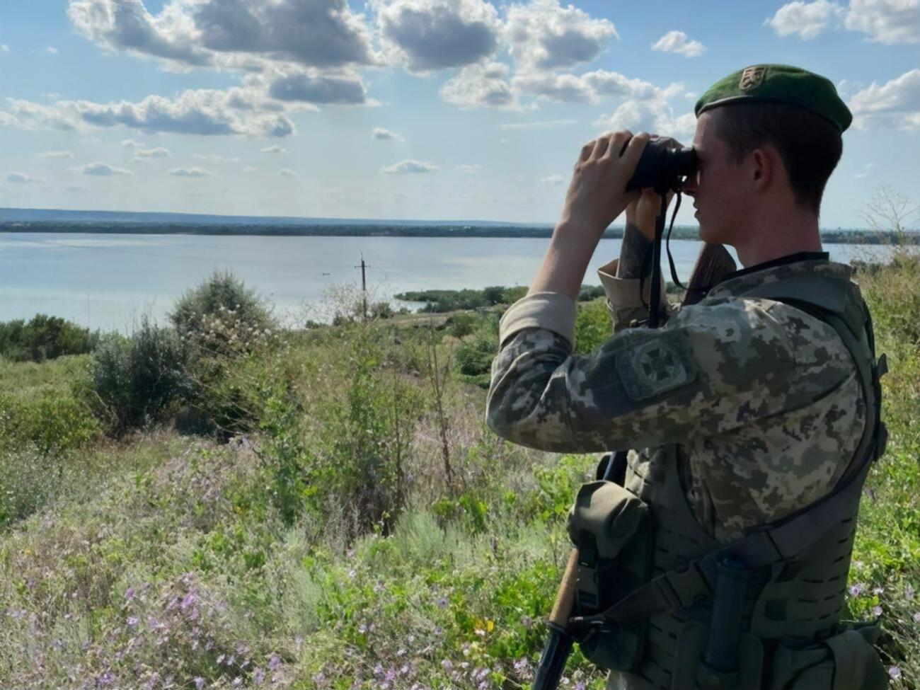 Пограничники мобилизовали на поиск рыбака владельцев более устойчивых к стихии плавсредств, находившихся на лимане