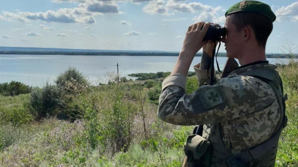 Пограничники мобилизовали на поиск рыбака владельцев более устойчивых к стихии плавсредств, находившихся на лимане