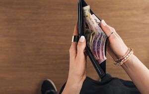 16,8% українців сказали, що на їхній дохід "можна жити"