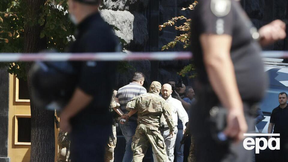 Чоловік, який погрожував підірвати гранату в будівлі уряду України, здався правоохоронцям