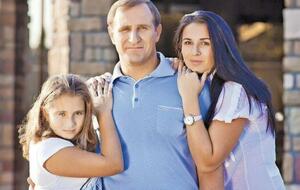 Олег Бабаев с дочерьми Ольгой (справа) и Анной