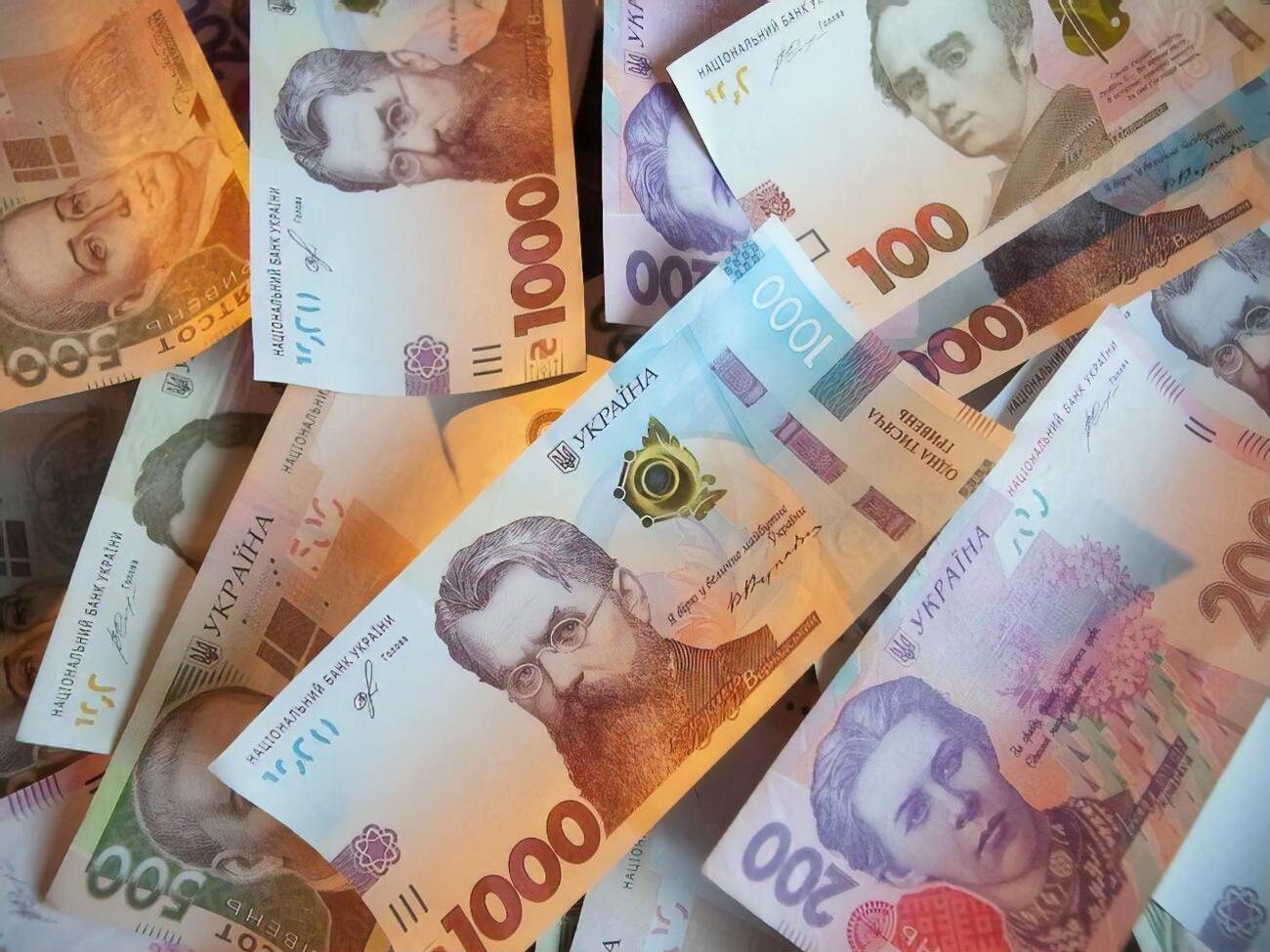 Гривна к доллару подешевела на семь копеек