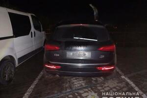 Audi Q5 была припаркована во дворе многоэтажки на стоянке