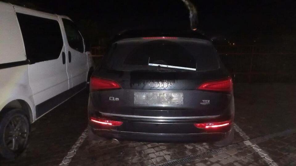 Audi Q5 была припаркована во дворе многоэтажки на стоянке