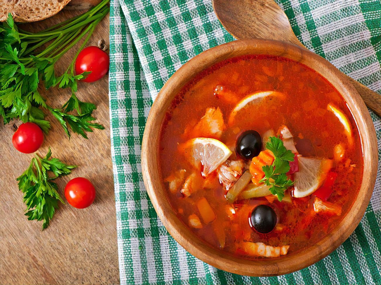 Солянка поєднує в собі безліч інгредієнтів