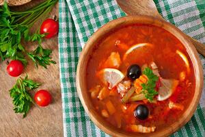 Солянка поєднує в собі безліч інгредієнтів