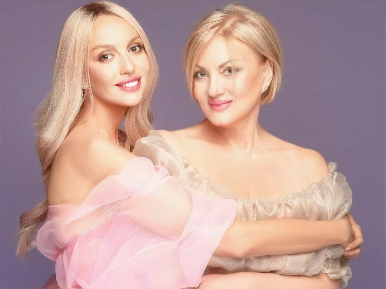 Полякова (слева) &ndash; матери (справа):&nbsp;Ты любима всеми нами и своим мужчиной