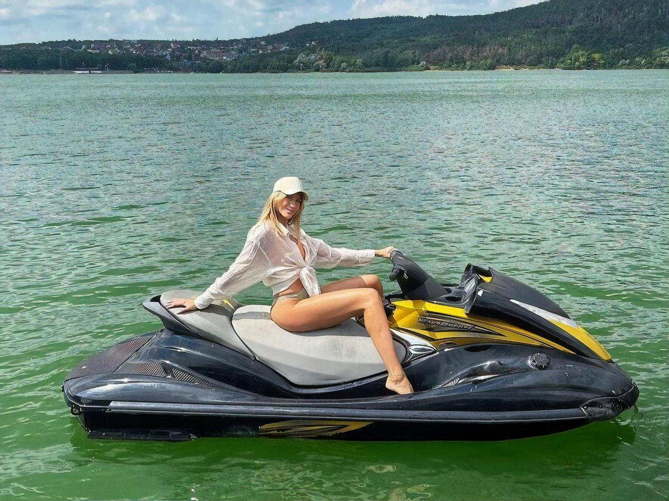 Никитюк на базе отдыха не только изучает деревянные статуи, исполняющие желания, но и катается на водном скутере