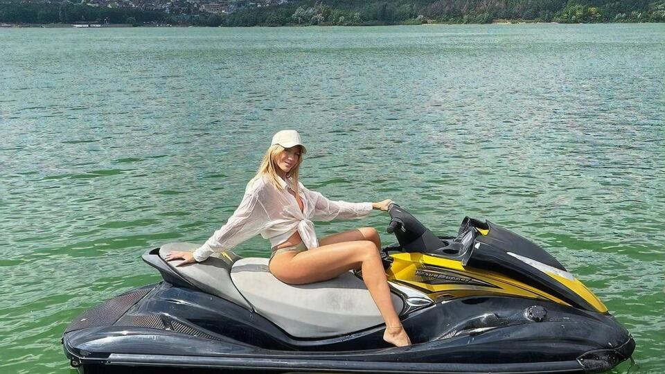 Никитюк на базе отдыха не только изучает деревянные статуи, исполняющие желания, но и катается на водном скутере