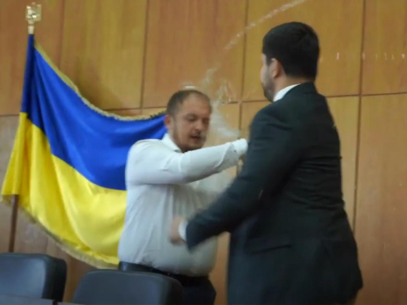 Между Качурой (справа на фото)&nbsp;и Семенихиным произошла&nbsp;потасовка