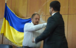 Между Качурой (справа на фото) и Семенихиным произошла потасовка