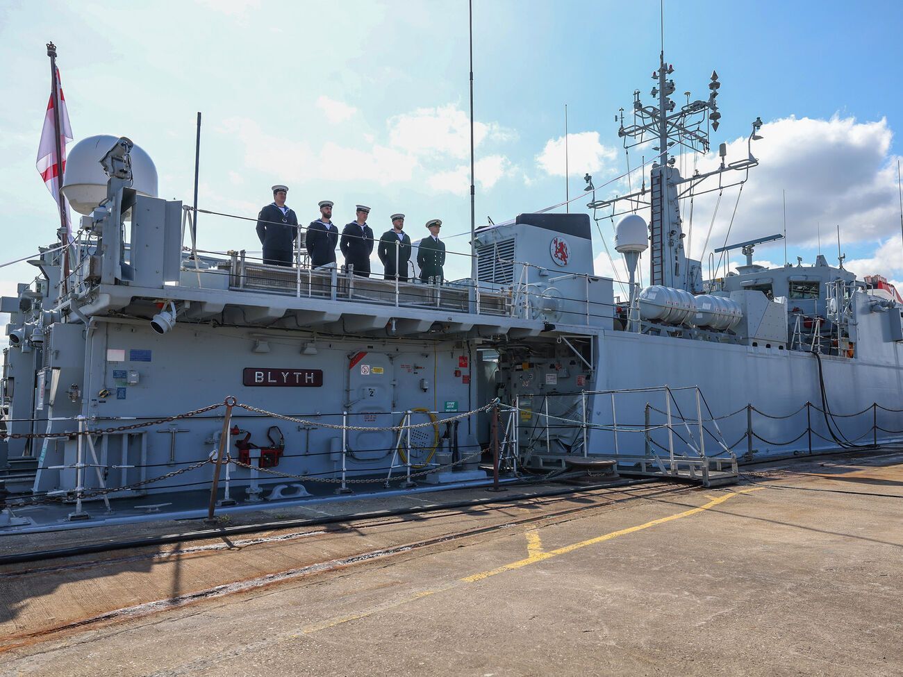 Британські моряки попрощалися з кораблями, перш ніж доправити їх в Україну