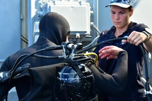 Військові відпрацьовують парні водолазні спуски на глибину понад 30 метрів із виходом за узгодженим режимом декомпресії