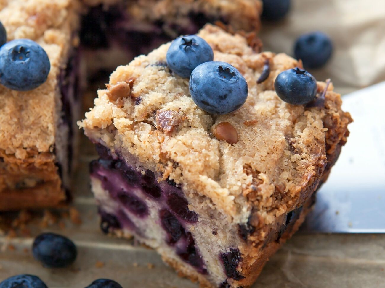 Выпекается пирог с черникой около 30 минут при температуре 175&nbsp;&deg;С