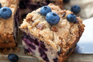 Выпекается пирог с черникой около 30 минут при температуре 175 °С