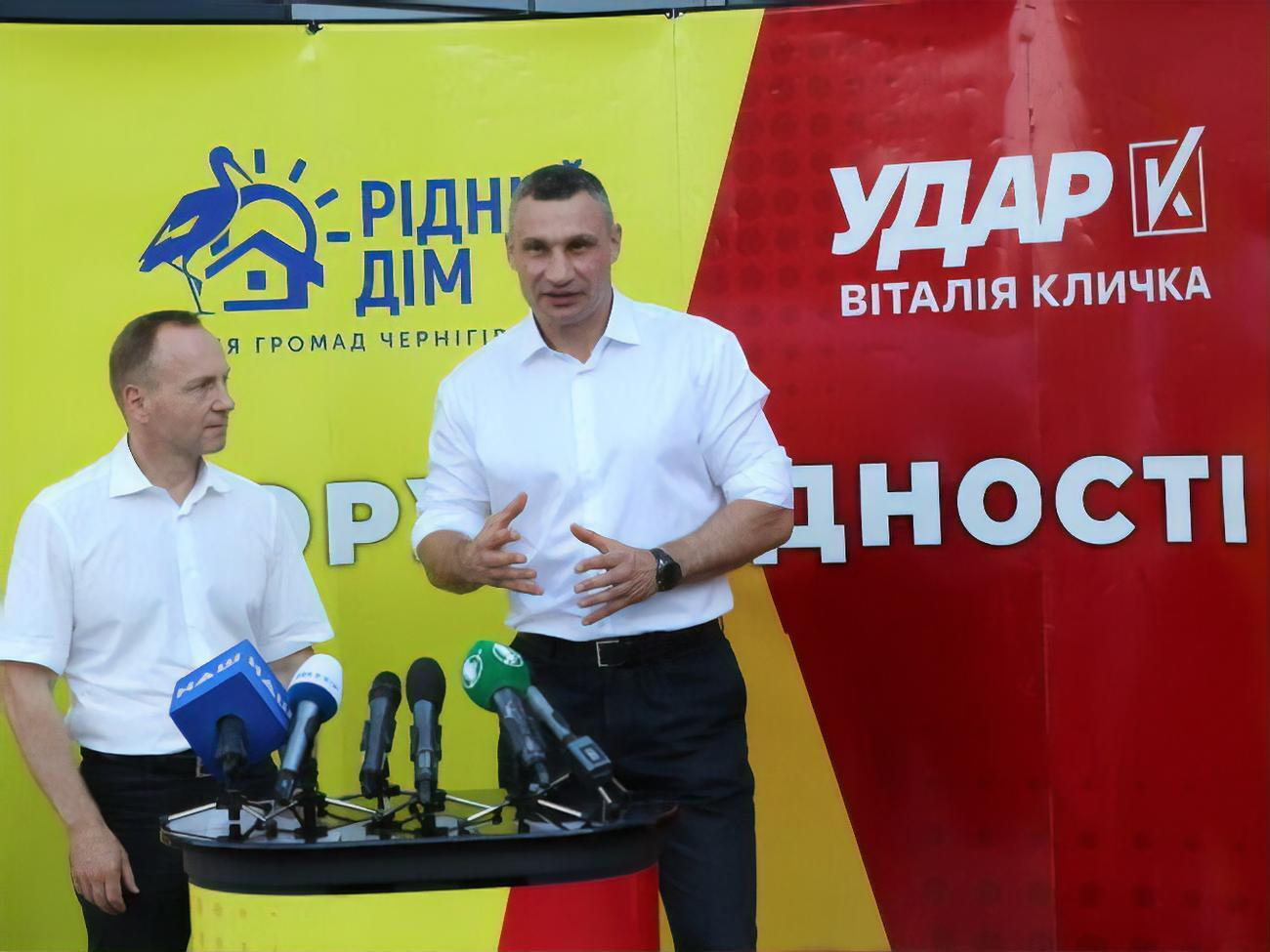 Владислав Атрошенко та Віталій Кличко 29 липня підписали меморандум про об'єднання зусиль їхніх партій на виборах