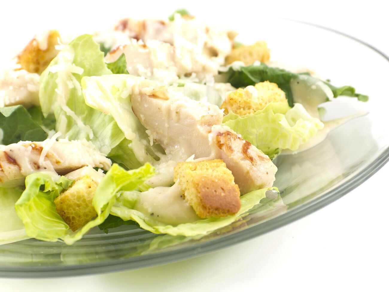 Салат&nbsp;"Цезарь" выкладывается на тарелку порционно