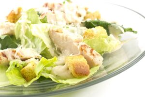 Салат "Цезарь" выкладывается на тарелку порционно