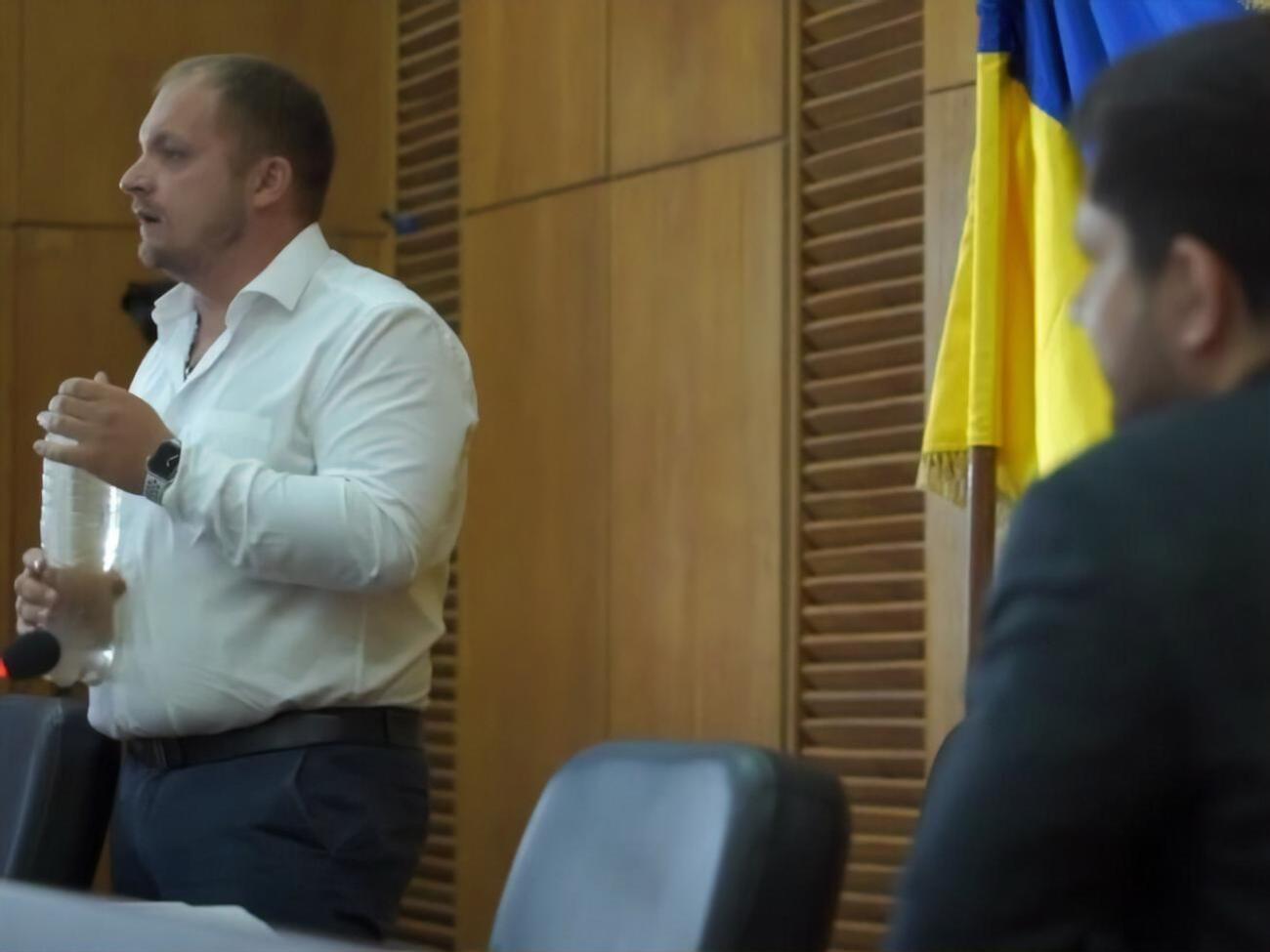 Семенихин (слева) предложил Качуре "немного отрезвиться" конотопской водичкой