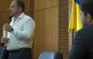 Семенихин (слева) предложил Качуре "немного отрезвиться" конотопской водичкой