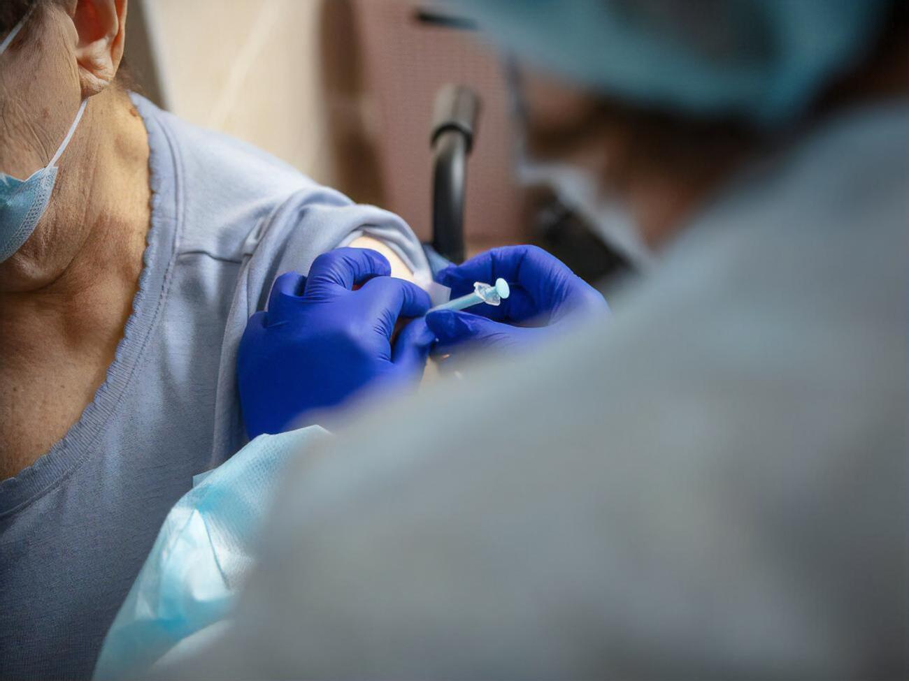 Украинцев вакцинируют в пунктах массовой вакцинации и прививочных пунктах, также процедуру проводят мобильные бригады