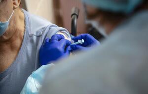 Украинцев вакцинируют в пунктах массовой вакцинации и прививочных пунктах, также процедуру проводят мобильные бригады