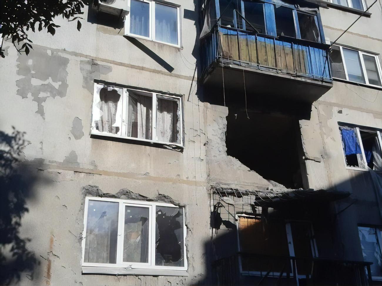 Одна з двох кімнат квартири, куди влучив снаряд, повністю зруйнована