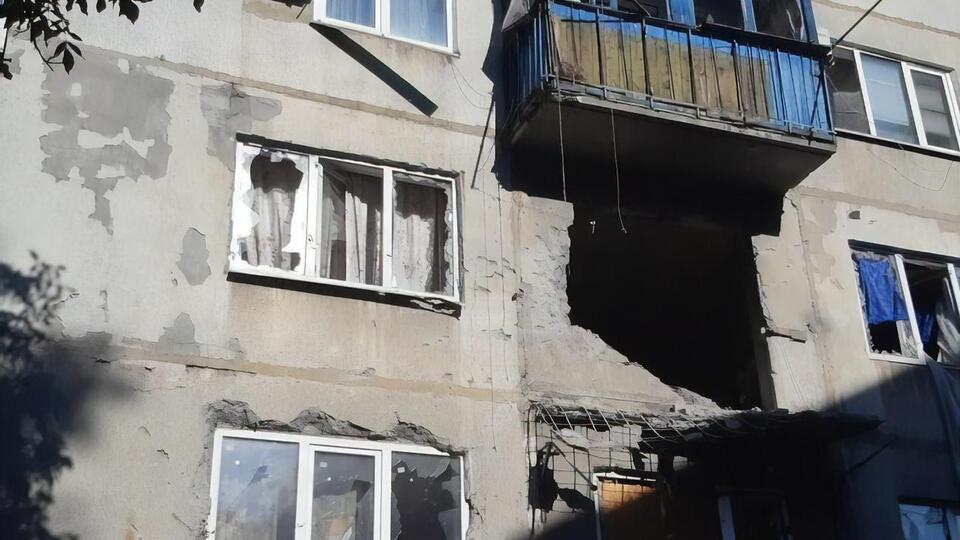 Одна з двох кімнат квартири, куди влучив снаряд, повністю зруйнована