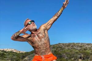 За танцами Вакки в Instagram наблюдает более 20 млн фолловеров