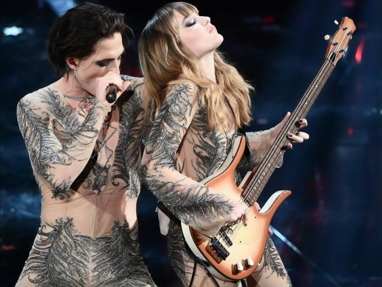 Виктория Де Аджелис (справа) – бас-гитаристка группы Måneskin, победившей на "Евровидении 2021"