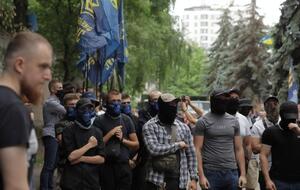 У здания суда находится более 3 тыс. человек