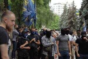 Біля будівлі суду перебуває понад 3 тис. осіб
