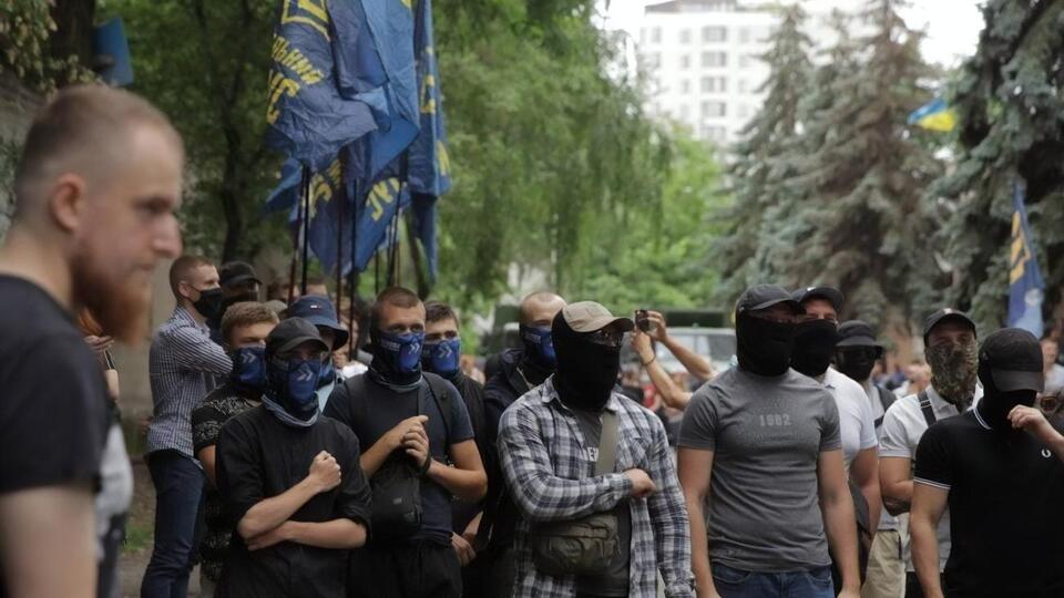 У здания суда находится более 3 тыс. человек