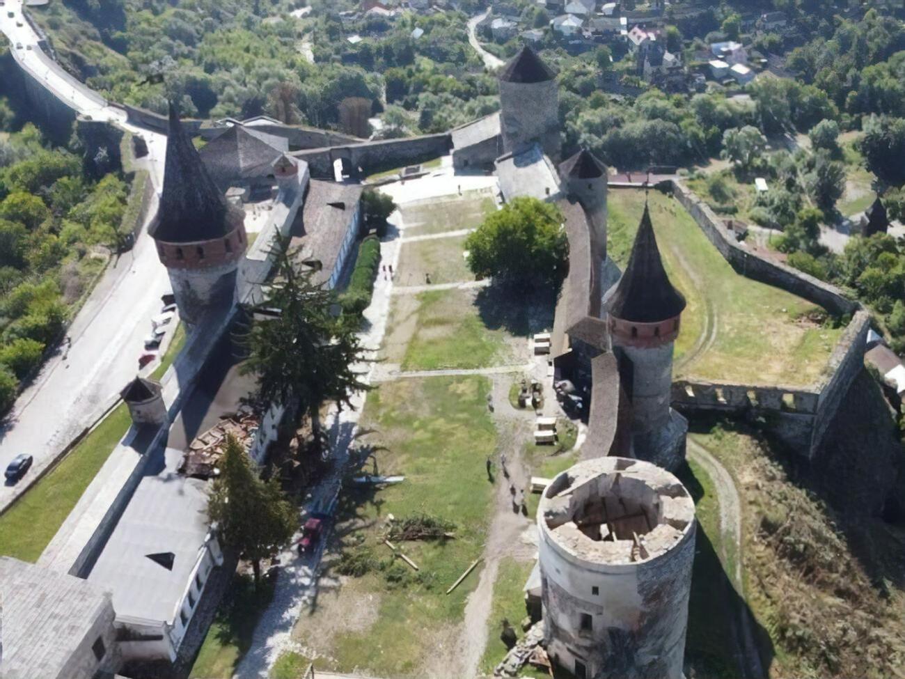 Крышу башни бросило на пристенный корпус