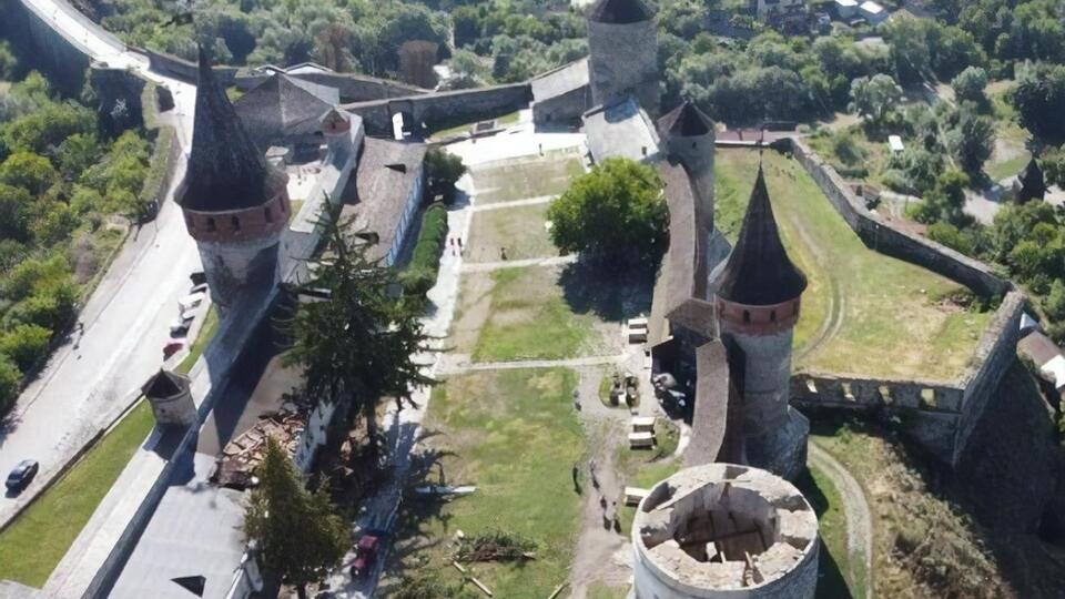 Дах вежі кинуло на пристінний корпус