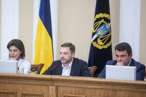 Ринок землі – один із викликів, який стоїть перед правоохоронними органами, зазначив Монастирський (у центрі)